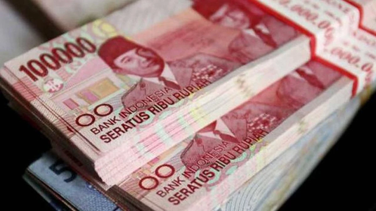 Pekerja memeriksa slip gaji di dekat tempat kerja sebagai gambaran perencanaan keuangan bulanan