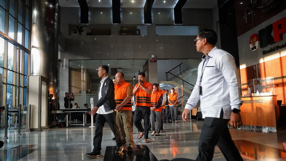 Para tersangka OTT kasus korupsi proyek bencana BNPB digiring petugas penyidik KPK dengan rompi oranye