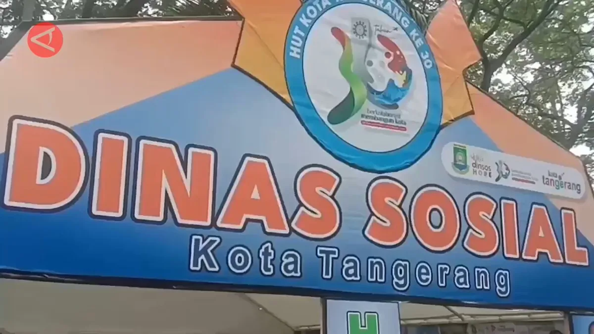 Warga penerima manfaat melakukan verifikasi data identitas kependudukan e-KTP di meja layanan sosial